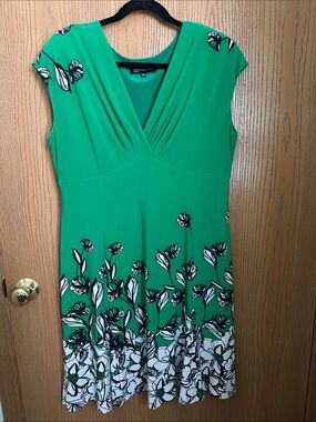 Jones New York Green Floral V-Neck Cap Sleeve Dress